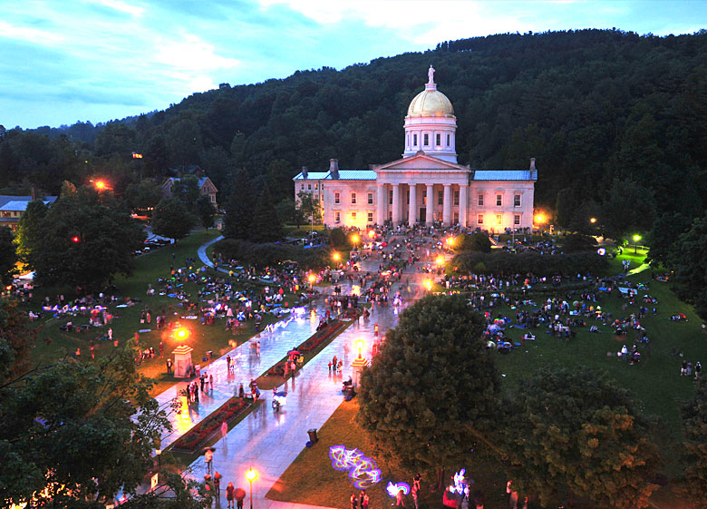 State House lawn crowd full of people for the 4th of July celebration.